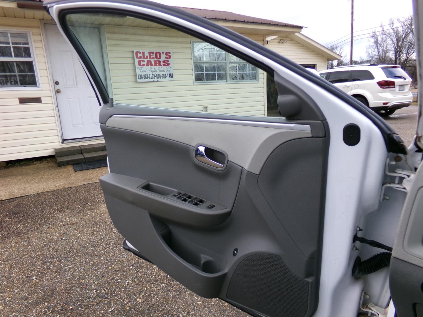 2009 White /Gray Chevrolet Malibu LT (1G1ZJ57779F) with an 3.6L engine, automatic transmission, located at 401 First NE, Bearden, AR, 71720, (870) 687-3414, 33.726528, -92.611519 - Photo#6